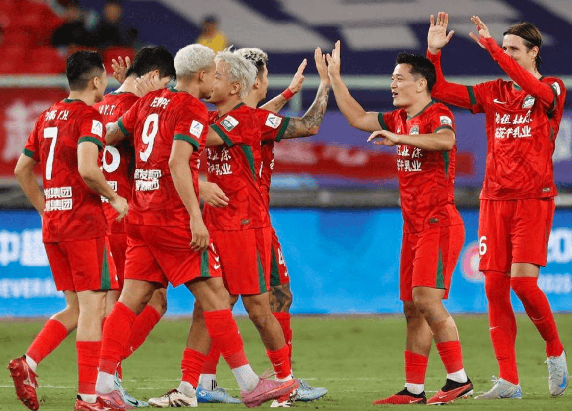 lol体验服下-清晨武汉三镇备战葡超；刷新队史纪录细节曝光；压力陡增；团队化学反应显著(1040宏观调控三大目的)